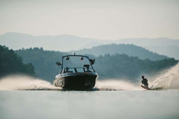 Malibu-20VTX-Waterskiing