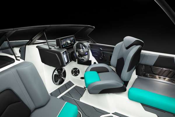 Malibu-21-MLX-HELM-SEAT-DASH