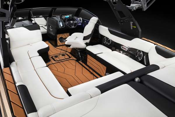 Malibu-23-LSV-Cockpit-Seating